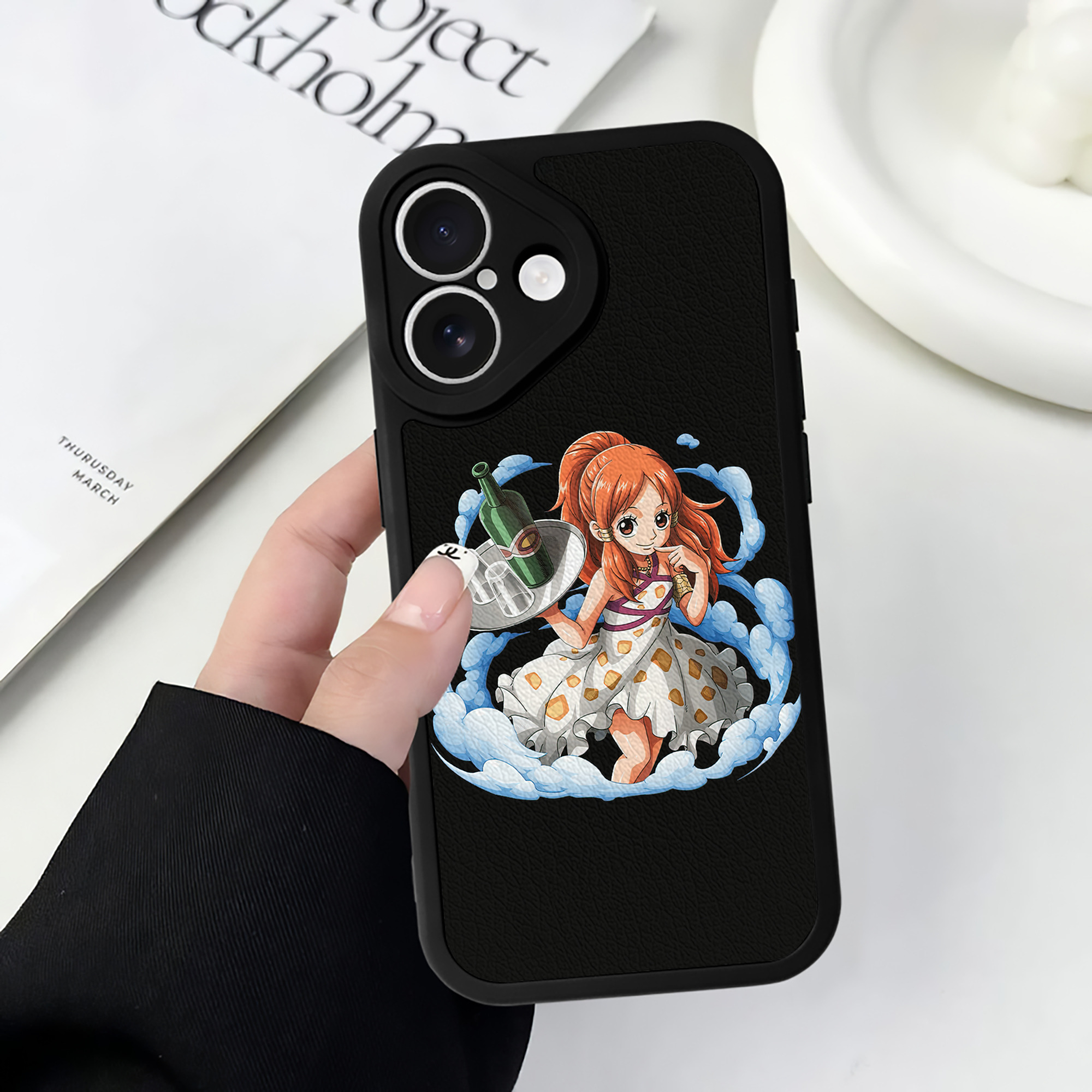 （画像用） ワンピース ナミ ONE PIECE Nami 【iPhone 16シリーズ対応】シリコンスマホケース（レザー調） 材質：シリコン